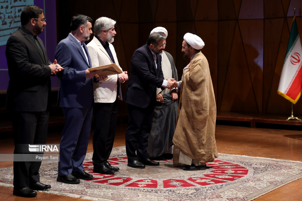 در آیین اهدای جوایز چهل‌ویکمین جایزه کتاب سال جمهوری اسلامی صورت گرفت؛ 